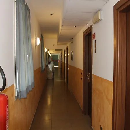 מלון Riverside 4*