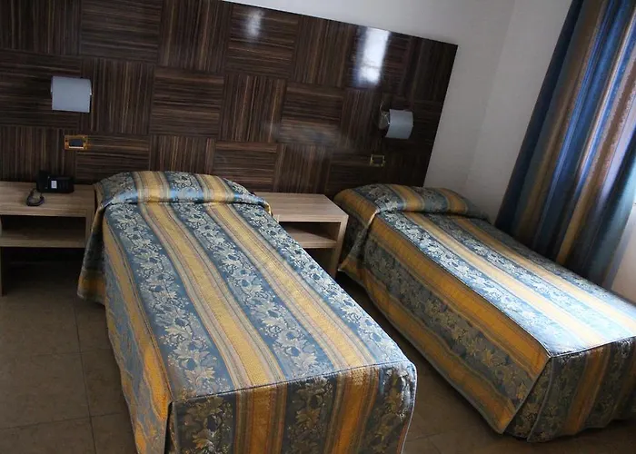 فندق Riverside 4*