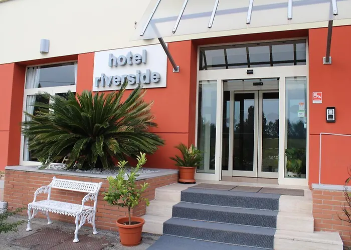 فندق Riverside 4*