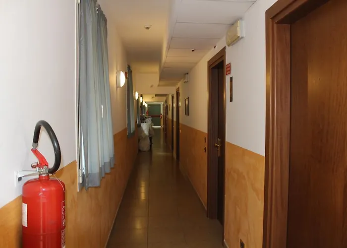 فندق Riverside 4*