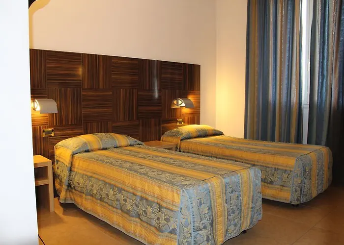 فندق Riverside 4*